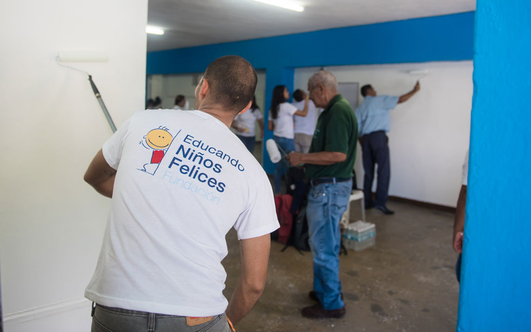 ¿Cómo unos galones de pintura ayudan a educar niños felices?